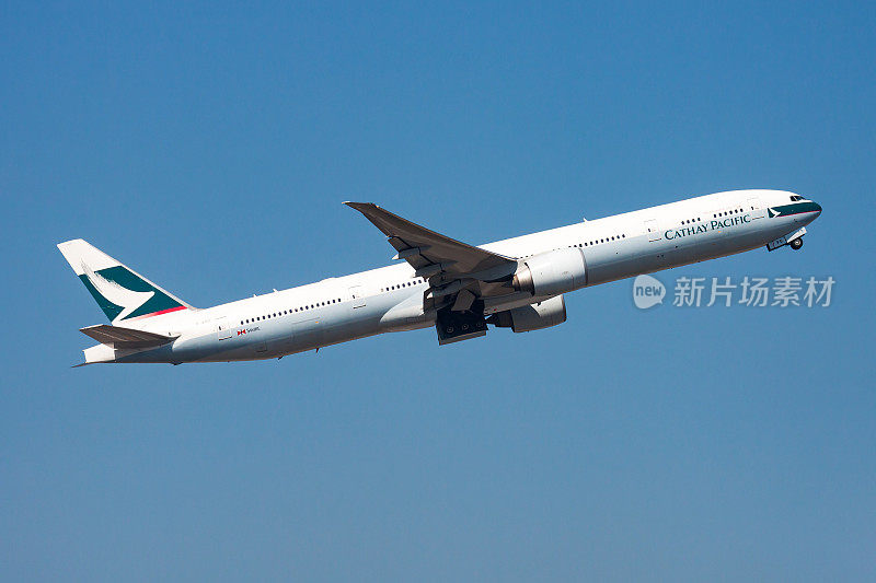 国泰航空波音777-300ER B-KPO客机于香港赤鱲角机场起飞